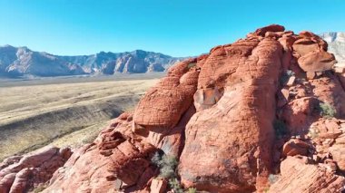 Las Vegas yakınlarındaki Nevadas Red Rock Kanyonu üzerinde süzülerek Calico Hills 'in canlı kırmızı kumtaşını sergilediler. Bu ikonikliğin engebeli güzelliğini ve dinginliğini hisset.