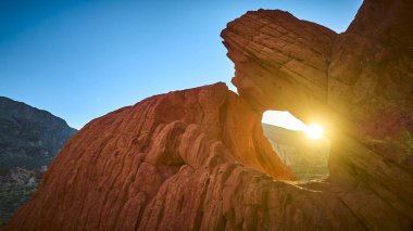 Altın saat güneşi, Whitney Pocket 'da dramatik bir kemer oluşumundan akar. Nevada Ulusal Altın Göt Anıtı' nda sıcak ve davetkar bir çöl manzarası yaratır.