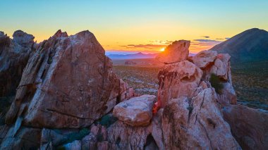 Altın Butte Ulusal Anıtı 'ndaki Whitney Pocket kaya oluşumları Nevada' nın altın saat güneşinde parlarken çöl gün batımında ufka doğru uzanıyor ve sakin bir manzara yaratıyor.