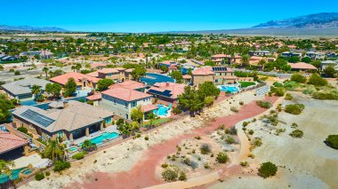 Las Vegas 'taki Silverstone Çiftliği' nin geniş hava manzarası açık bir gökyüzü altında konut havuzları ve çöl manzaraları gösteriyor.