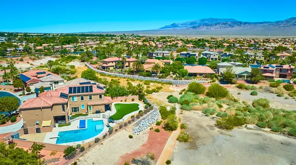 Las Vegas, Nevada 'daki Silverstone Çiftliği' nin geniş hava manzarası. Lüks konutlarda yüzme havuzları ve açık bir gökyüzünün altındaki çöl manzarası.