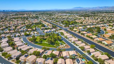 Las Vegas 'ın geniş hava manzarası. Lynbrook banliyö evleri yeşil park alanları ve açık mavi gökyüzünün altındaki şehir manzarası.