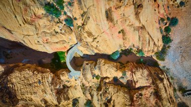 Nevada 'daki Altın Göt Ulusal Anıtı' nda Whitney Pocket 'in hava görüntüsü. Kum taşı oluşumları, taş bir patika ve güçlü güneş ışığı altındaki çöl bitki örtüleri.