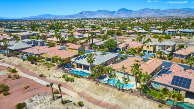 Las Vegas 'taki Silverstone Çiftliği' nin hava manzarasında parlak mavi gökyüzü altında yüzme havuzları ve çevresindeki çöl manzaraları sergileniyor.