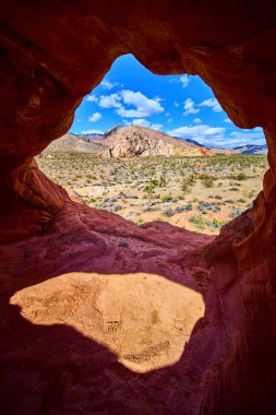 Kırmızı kaya kemer şekilli çerçeveler... Altın Butte Ulusal Anıt Çölü 'nü ve Whitney Pocket' i... mavi gökyüzünün altında, Nevada 'da engebeli dağlarla süpürüyor.