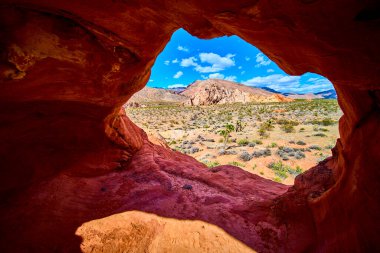 Nevada 'daki Gold Butte Ulusal Anıtı' nda geniş çöl manzarası ve engebeli dağlar Whitney Pocket 'in eşsiz güzelliğini yakalıyor.