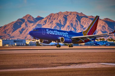 Ticari uçak taksileri Las Vegas havaalanında. Arka planda şehir silüeti ve Nevada dağları. Gündüz yolculuk ve ulaşım konsepti.