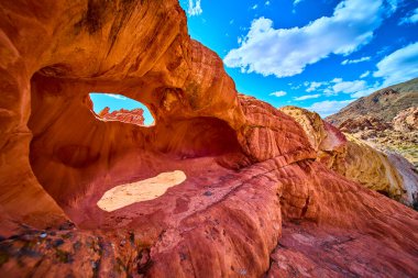Nevada 'daki Whitney Pocket Ulusal Anıtı' nda kırmızı kumtaşı kemeri dramatik kaya oluşumları ve parlak mavi gökyüzü
