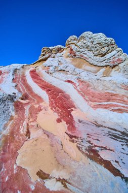 Vermilion Cliffs Ulusal Anıtı Arizona 'daki Ak Cepte canlı kumtaşı girdapları derin mavi gökyüzünün altında doğa ve uzak çöl manzaralarının çarpıcı güzelliği.