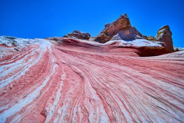 Beyaz cep, Mermer Kanyon, Arizona 'da canlı kumtaşı dalgaları ve girdap çizgileri Vermilion Kayalıkları' nın ortasında parlak mavi gökyüzünün altında çarpıcı bir çöl manzarası yaratır..