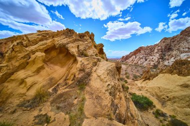 Güneş ışığı kumtaşı oluşumları dramatik çöl arazisi ve dalgalı gökyüzü Gold Butte Ulusal Anıtı Nevada Birleşik Devletler Whitney Pocket