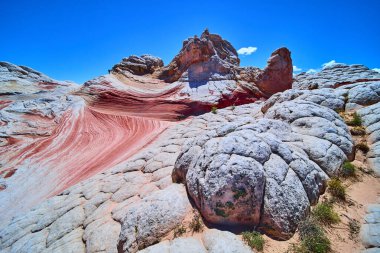 Gerçeküstü kumtaşı dalgaları ve beyne benzeyen kayalar Arizona 'daki Vermilion Cliffs Ulusal Anıtı' nda göz kamaştırıcı bir manzara yaratıyor. Seyahat ve macera temaları için mükemmel
