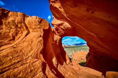 Whitney Pocket 'da dramatik kırmızı kumtaşı oluşumu Gold Butte Ulusal Anıtı Nevada' da geniş çöl ve uzak dağlar canlı mavi gökyüzü altında