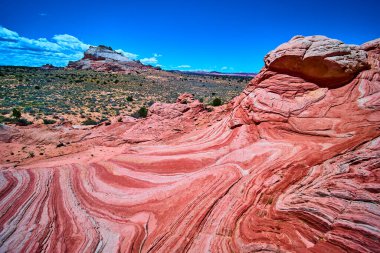 Mermer Kanyon ve Beyaz Cep Arizona yakınlarındaki Vermilion Kayalıkları Ulusal Anıtı 'nda canlı kumtaşı oluşumları parlak mavi gökyüzünün altında Amerikan Güneybatısının zamansız güzelliğini gözler önüne seriyor.