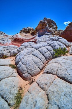 Gerçeküstü kaya oluşumları ve Vermilion Cliffs Ulusal Anıtı 'ndaki Ak Cepte renkli çizgiler Arizona uzak Amerikan Güneybatı Çölü manzarasının güzelliğini ve vahşi macerasını yansıtıyor.