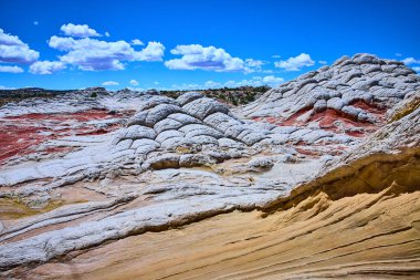 Vermilion Cliffs Arizona 'daki White Pocket' da çarpıcı çöl manzarası. Eşsiz yuvarlak kaya oluşumları, canlı renkler ve macera yolculuğu ve jeoloji temaları için mükemmel gökyüzü.