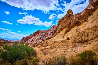 Çölün üzerinde, Nevada Ulusal Anıtı 'nda canlı bir gökyüzünün altında yükselen kumtaşı kayalıkları Whitney Pocket' in vahşi güzelliğini yakalıyor.