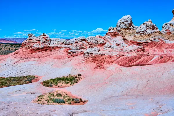 Beyaz cep, Vermilion Kayalıkları, Arizona 'da parlak mavi bir gökyüzü altında canlı kumtaşı katmanları ve sivri uçlu zirveler yükseliyor. Amerikan Güneybatısının saf güzelliğini ve eşsiz jeolojisini gözler önüne seriyor..