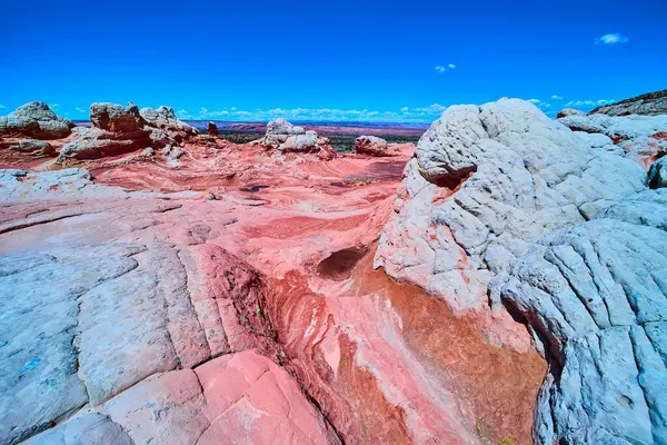 Vermilion Cliffs Ulusal Anıtı 'nda Beyaz Cep' in canlı kumtaşı oluşumları Arizona parlak mavi gökyüzünün altında parıldıyor. Amerikan Güneybatı Çölü 'nün saf güzelliğini ve macerasını yakalıyor.