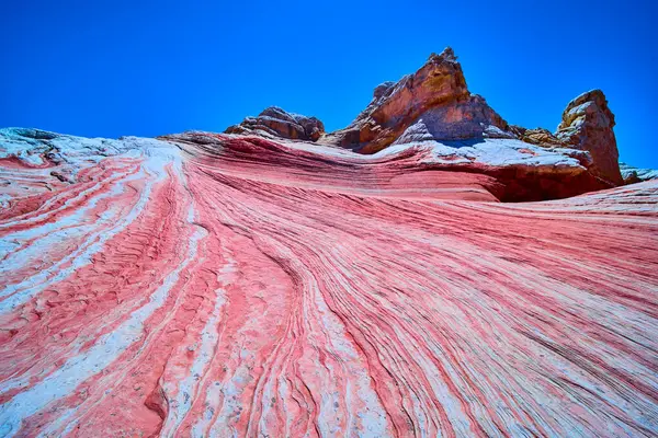 Beyaz cep, Mermer Kanyon, Arizona 'da canlı kumtaşı dalgaları ve girdap çizgileri Vermilion Kayalıkları' nın ortasında parlak mavi gökyüzünün altında çarpıcı bir çöl manzarası yaratır..