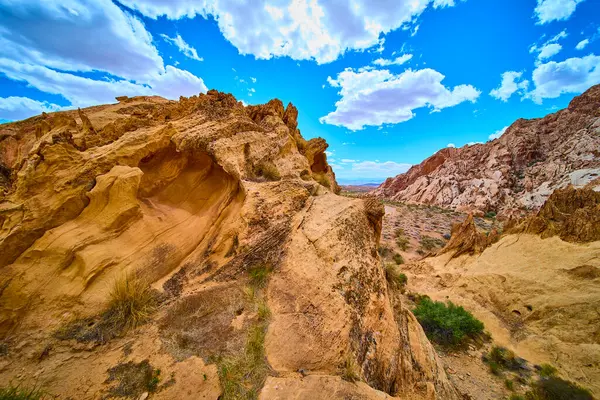 Güneş ışığı kumtaşı oluşumları dramatik çöl arazisi ve dalgalı gökyüzü Gold Butte Ulusal Anıtı Nevada Birleşik Devletler Whitney Pocket