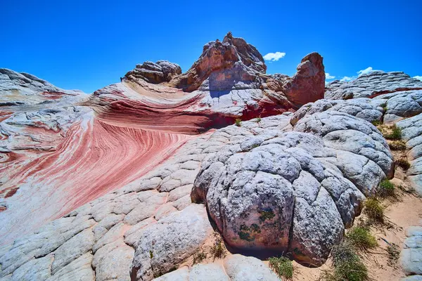 Gerçeküstü kumtaşı dalgaları ve beyne benzeyen kayalar Arizona 'daki Vermilion Cliffs Ulusal Anıtı' nda göz kamaştırıcı bir manzara yaratıyor. Seyahat ve macera temaları için mükemmel