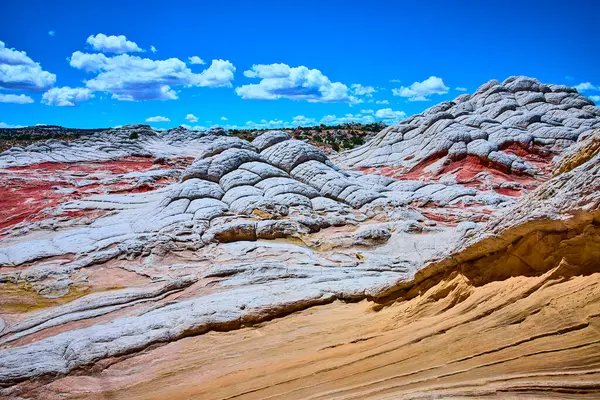 Vermilion Cliffs Arizona 'daki White Pocket' da çarpıcı çöl manzarası. Eşsiz yuvarlak kaya oluşumları, canlı renkler ve macera yolculuğu ve jeoloji temaları için mükemmel gökyüzü.