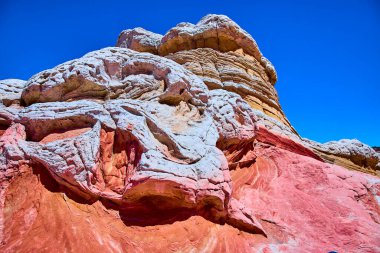 Vermilion Kayalıkları 'nda, Arizona Mermer Kanyonu' nda Amerikan Güneybatı Çölü 'nün dramasını yansıtan canlı kumtaşı katmanları kıvrılıyor..
