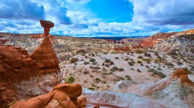 Kanab Utah yakınlarındaki Toadstool Hoodoos 'un havadan görünüşü çarpıcı bir büyüyle çevrelenmiş renkli çöl kayalıklarıyla çarpıcı bir Amerikan güzelliğini gözler önüne seriyor.
