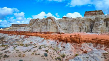 Kanab Utah yakınlarındaki Paria Rimrocks Toadstool Hoodoos 'un göz hizasında canlı kırmızı ve beyaz kaya katmanları çarpıcı bir hudu oluşumu ve parlak mavi gökyüzü altında geniş bir çöl manzarası.