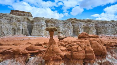 Kanab Utah yakınlarındaki Paria Rimrocks 'taki kızıl çölden yükselen dramatik Toadstool Hoodoos' un hava manzarası çarpıcı kaya sütunları ve canlı mavi gökyüzü Amerika 'nın güneybatısının güzelliğini gözler önüne seriyor.