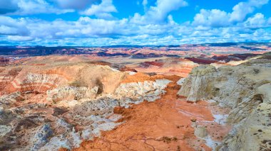 Utah 'taki Kanab Çölü' nün havadan görünüşü Toadstool Hoodoos 'a çarpan beyaz ve turuncu kumtaşı uçurumları ve dramatik bulutlar Amerikan güneybatısının uçsuz bucaksız doğasını ve jeolojik güzelliğini gözler önüne seriyor.