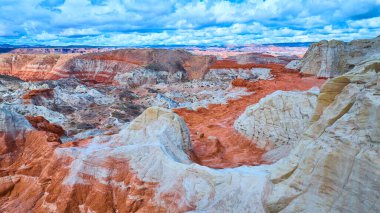 Canlı kumtaşı bantları ve Kanab Utah yakınlarındaki benzersiz Toadstool Hoodoos 'un havadan görünüşü dramatik kaya oluşumlarını ve dinamik bulutlu gökyüzü altında çöl manzaralarını gözler önüne seriyor.