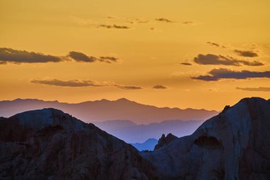 Altın saat güneş ışığı dramatik çöl kaya oluşumlarını ve günbatımında Nevada 'daki Gold Butte Ulusal Anıtı' ndaki uzak dağları aydınlatıyor.