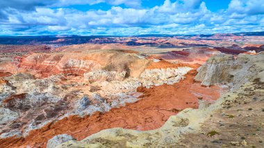 Kanab yakınlarındaki Grand Staircase-Escalante 'de geniş bir gökyüzü altında canlı katmanlı kaya oluşumları ve geniş açık plato manzarası ve Utah' ın güneyindeki Toadstool Hoodoos..