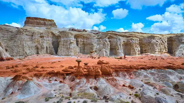 Kanab Utah yakınlarındaki Paria Rimrocks Toadstool Hoodoos 'un havadan görünüşü canlı kumtaşı uçurumları, mantar şekilli kaya oluşumları ve parlak mavi gökyüzünün altındaki renkli çöl çorak toprakları.