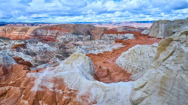 Canlı kumtaşı bantları ve Kanab Utah yakınlarındaki benzersiz Toadstool Hoodoos 'un havadan görünüşü dramatik kaya oluşumlarını ve dinamik bulutlu gökyüzü altında çöl manzaralarını gözler önüne seriyor.