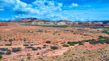 Utah 'taki Kanyon Noktası ve Catstair Kanyonu' ndaki hava manzarası çarpıcı çok renkli kaya oluşumları, mavi gökyüzü ve seyrek bitki örtüsü Amerikan güzelliğini somutlaştırıyor.