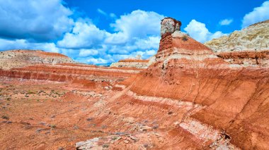 Kanab Toadstool Hoodoos Utah 'taki çarpıcı kırmızı ve beyaz kaya katmanları ve engebeli kayalıkların hava görüntüsü dramatik bulutlar ve canlı toprak tonlarıyla macerayı ve doğanın gücünü çağrıştırıyor.