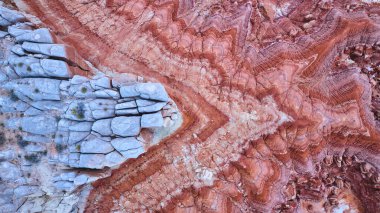 Catstair Canyon Utah 'taki Kanyon Noktası' nın havadan görünüşü, dramatik bir çöl manzarasında pürüzsüz beyaz kayalar ve canlı turuncu tortu katmanları arasındaki çarpıcı kontrastı gözler önüne seriyor.