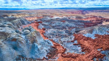 Kanabs 'in renkli Toadstool Hoodoos' u Utahs çölünde dramatik kaya oluşumları benzersiz jeolojik katmanlar ve Amerikan Güneybatı manzarasının dokunulmamış güzelliği sergiliyor.
