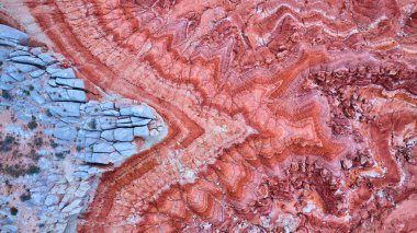 Canyon Point, Catstair Canyon, Utah 'daki canlı kumtaşı desenlerinin hava görüntüsü. Dramatik renkler ve dokular Amerika 'nın güneybatı çölündeki erozyon ve jeolojinin güzelliğini gözler önüne seriyor..