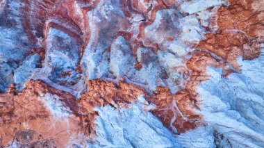 Kanab Utah 'ın hava görüntüsü Toadstool Hoodoos' da dönen pas kırmızı ve beyaz kaya katmanlarını gösteriyor. Canlı mineral desenleri çöl manzarasında çarpıcı bir doğal soyut yaratıyor..