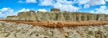 Kanab Utah yakınlarındaki Toadstool Hoodoos 'un hava panoramalarında eşsiz mantar şekilli kaya oluşumları parlak mavi gökyüzü altında kırmızı kumtaşı tepeleri ve dramatik çöl manzaraları sergilenmektedir.