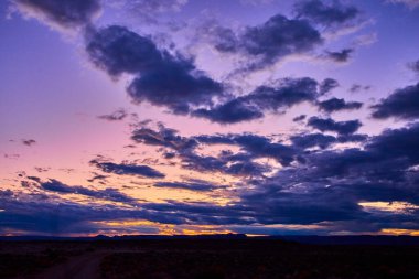 Utah 'taki Alstrom Point Powell Gölü' nde dramatik bulutlar çölü silip süpürüyor. Canlı renkler ve uçsuz bucaksız vahşi doğa seyahat ve macera temaları için mükemmel sakin bir sahne yaratır..