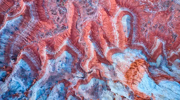Utah 'taki Kanabs Toadstool Hoodoos' un hava görüntüsü canlı kumtaşı katmanlarını ve eşsiz kaya oluşumlarını ön plana çıkarıyor. Amerikan Güneybatı manzarasının çarpıcı desenlerini ve renklerini gözler önüne seriyor..