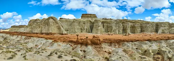 Kanab Utah yakınlarındaki Toadstool Hoodoos 'un hava panoramalarında eşsiz mantar şekilli kaya oluşumları parlak mavi gökyüzü altında kırmızı kumtaşı tepeleri ve dramatik çöl manzaraları sergilenmektedir.