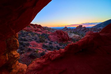 Altın saat güneş ışığı, Whitney Pocket yakınlarındaki Gold Butte Ulusal Anıtı Nevada 'da kızıl kaya kemeri oluşumunu ve çöl manzarasını aydınlatıyor.