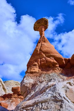 Kanab Utah yakınlarındaki Toadstool Hoodoos 'da yükselen hoodoo kaya oluşumu canlı mavi gökyüzüne karşı Amerikan Güneybatı Çölü' nün dramatik doğal güzelliğini ve eşsiz jeolojisini gözler önüne seriyor.