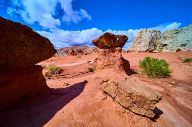 Kanab Utahs 'taki kırmızı kumtaşından çarpıcı bir hudu oluşumu yükseliyor. Toadstool Hoodoos, canlı mavi gökyüzü altında engebeli uçurumlar ve seyrek yeşillik, Amerika' nın güneybatısının vahşi güzelliğini gözler önüne seriyor.